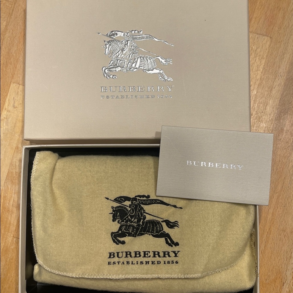 Burberry - Brand new medium zip around wallet organizer - Picture 9 of 9